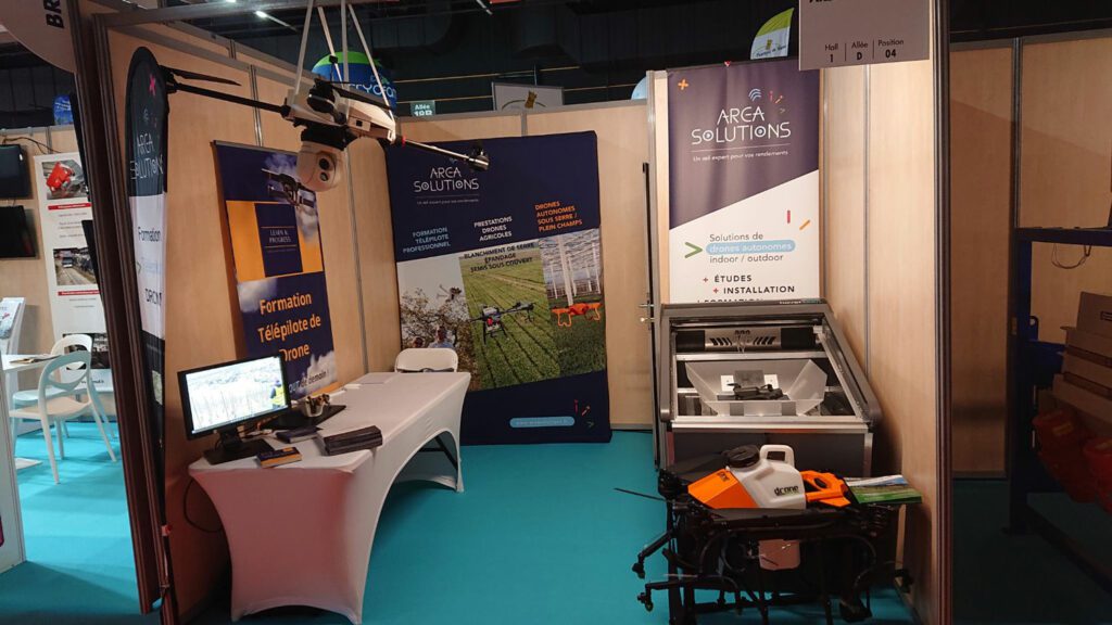 stand avec nos drones au sommet de l'élevage